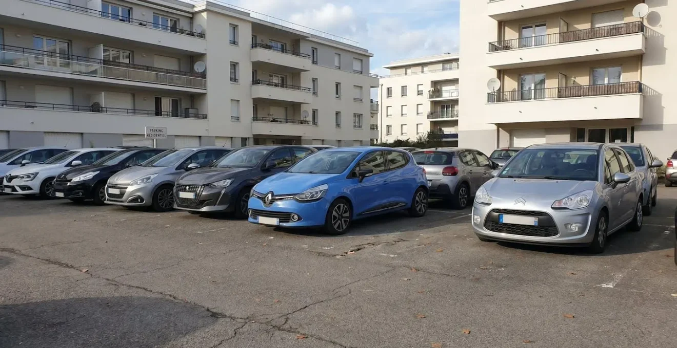 Renault Clio 4 bleue stationnée dans un quartier résidentiel urbain français contemporain