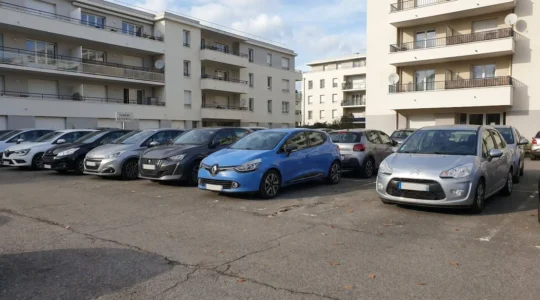 Renault Clio 4 bleue stationnée dans un quartier résidentiel urbain français contemporain